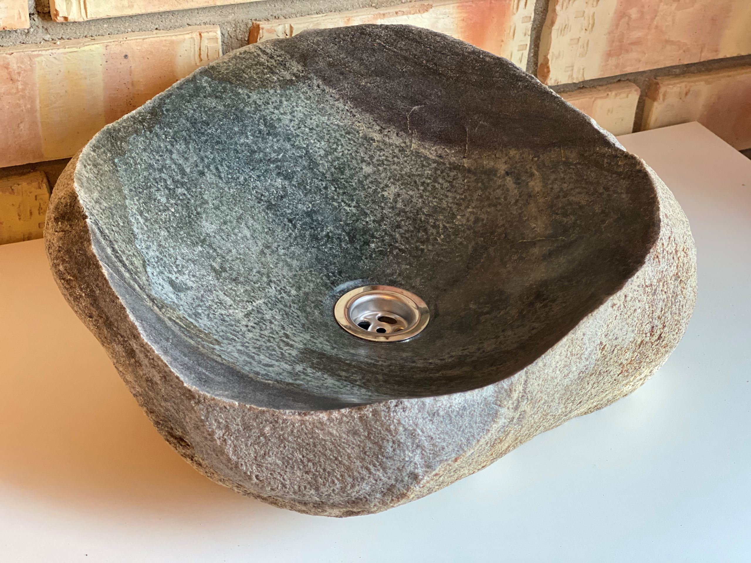 Rankų darbo tašyto akmens praustuvai: tvarios ir originalios interjero detalės vonioje