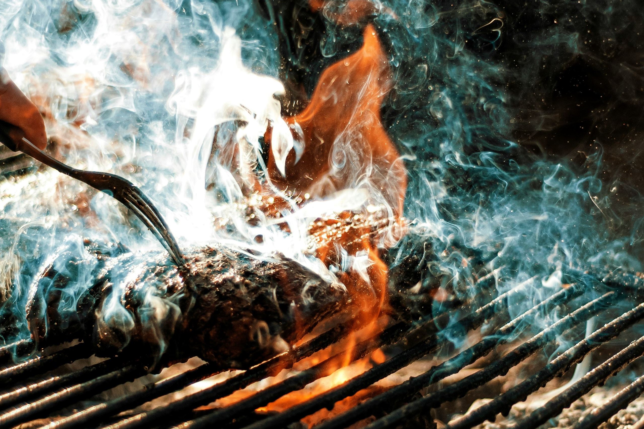 Griliaus sezonas – atidarytas! Kaip lengvai kieme įsirengti kepsninę ir ką daryti gyvenant bute?