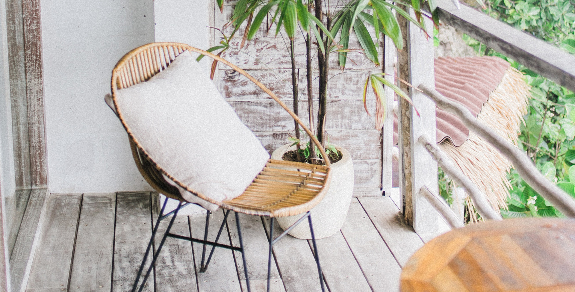 Su sūpynėmis, mini baru ir draugiškas augintiniams: koks balkonas madingas šią vasarą?