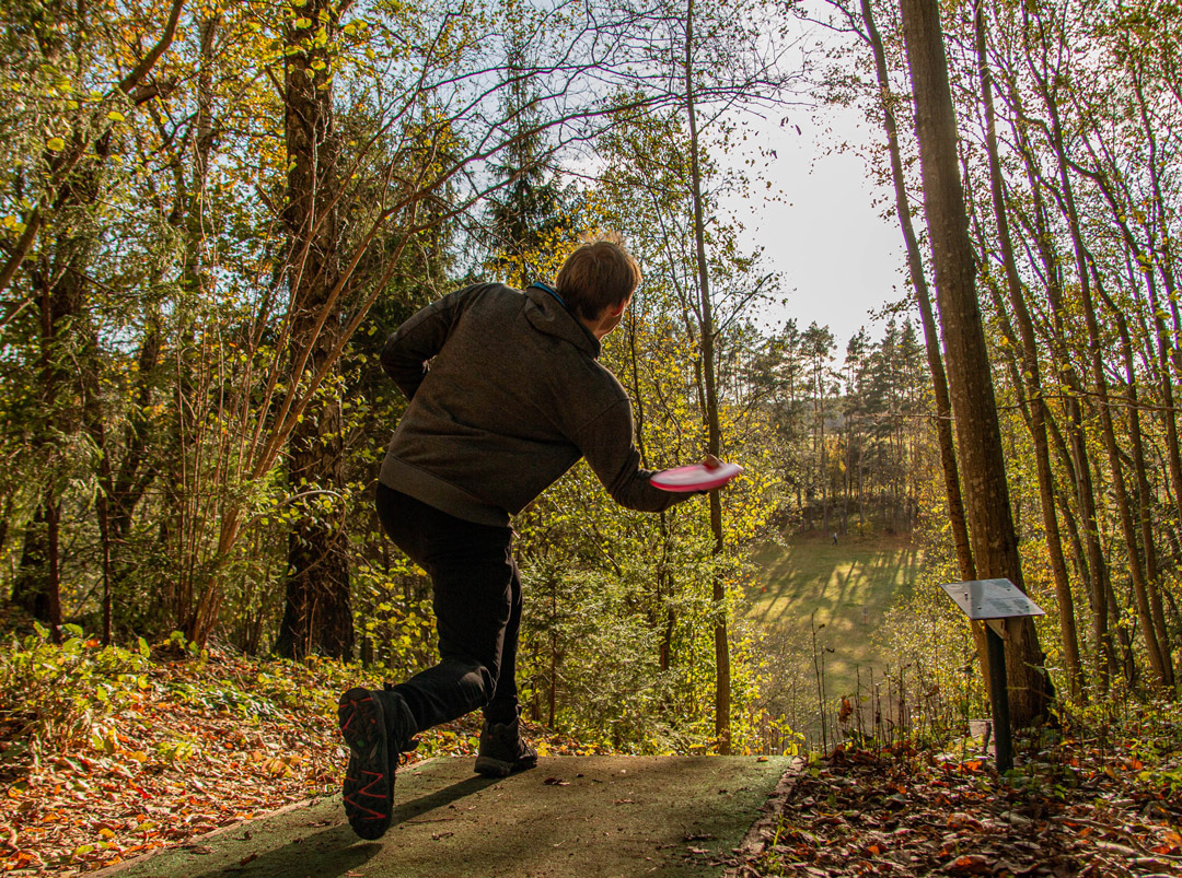 Diskgolfo entuziastas ir profesionalas K. Lukoševičius: pradžioje šis sportas mane „apsėdo“, o vėliau tapo terapija