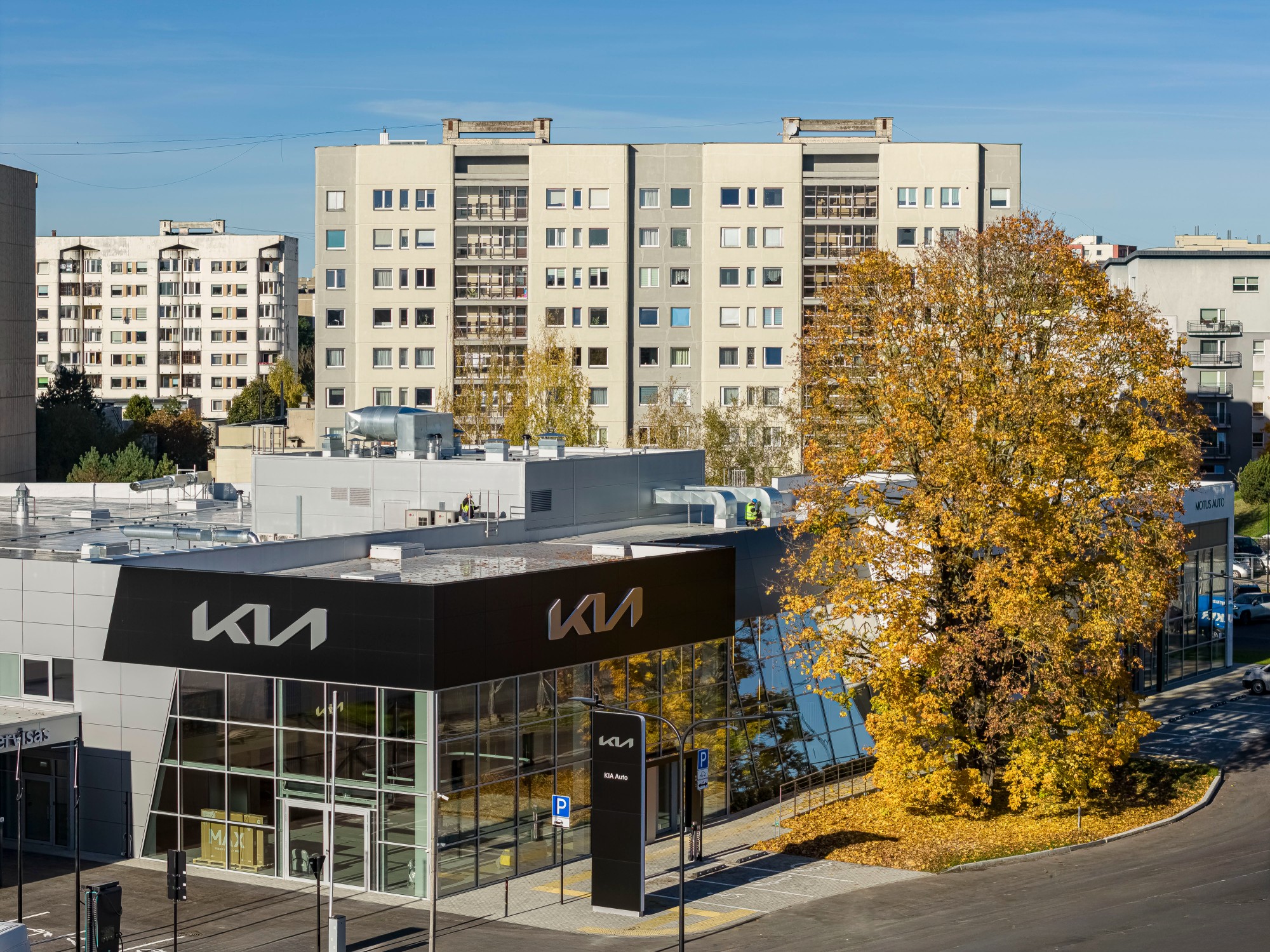 Sostinėje užbaigtos modernių „Kia“ ir „Škoda“ automobilių namų statybos
